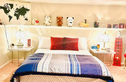 North Glenmore House | Artistic and stylish english charm backyard private guest house with master bedroom and living room