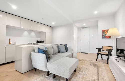 Collingwood North Apartment | Artistic Urban Getaway just off Smith Street!