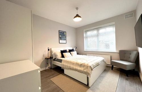 Enfield Highway Apartment | Artlounge-2 Bed Garden Free Parking