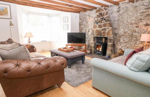 Nefyn House | Arwel