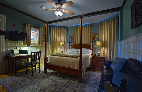 Corey Square Bed & Breakfast | Ash Street Inn