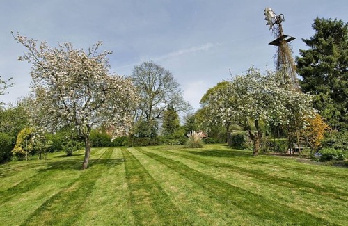 Callow Hill House | Ashleigh House - Sleeps up to 24 - Snooker table and HOT TUB