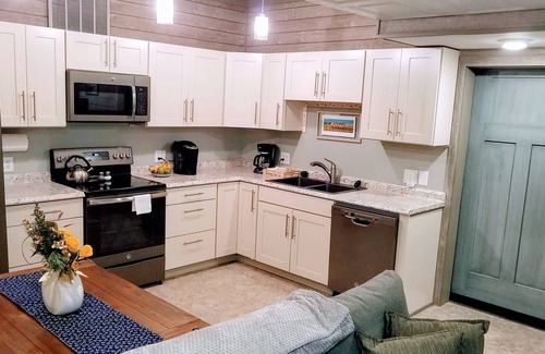 Fairbanks House | Aspen Woods BUNGALOW Suite, BEST AURORA CAM SERVICE - 125 -5 Star reviews