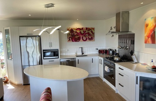 Oneroa House | Atarangi Retreat: SOLAR Energy Gr8 Views with Spa