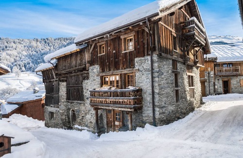 Le Raffort Ski Chalet | Authentic Chalet with Jacuzzi and Sauna, Near Ski Lift in Méribel