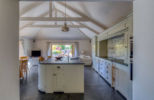 Putsborough Cottage | Award winning Cottage by the sea Tennis/SFast WIFI/Dogs/Jacuzzi 400m to beach