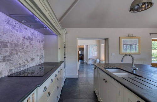 Putsborough Cottage | Award winning Cottage by the sea Tennis/SFast WIFI/Dogs/Jacuzzi 400m to beach