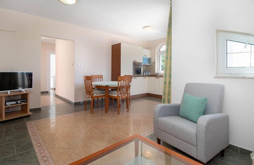 Klanfari House | Awesome home in Dramalj with WiFi