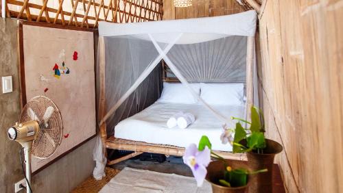 Gubat House | Baia Nest BUGIW Self-Service Cottage by the Road and Near the Beach, Pet Friendly with a Fee