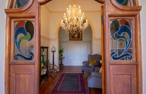 Oudtshoorn House | Bakenskraal Ostrich Palace