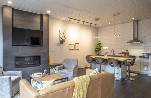 Nelson Condo | Baker Street Central - Balcony with amazing Street View