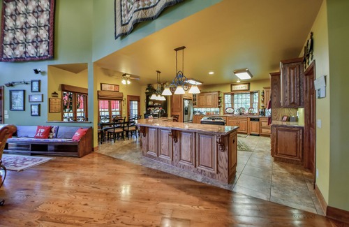 Tuscaloosa House | Bama Lakeside Retreat-Pools, Lake, Child & adult fun! Special Summer Rates!