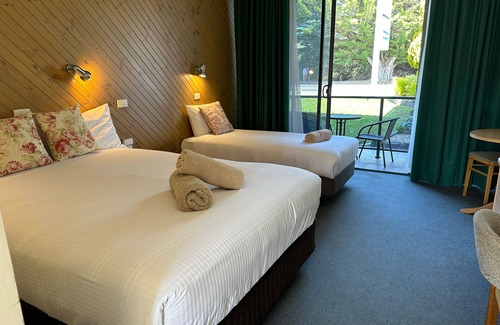 Lakes Entrance Hotel | Banjo Paterson Motor Inn