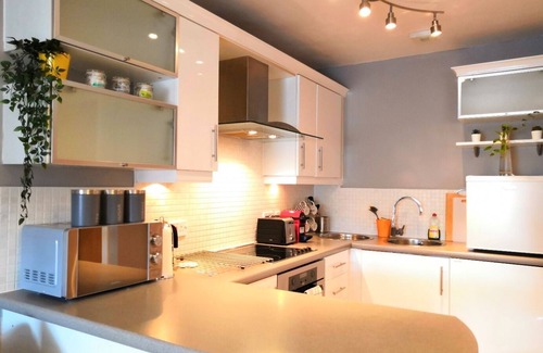 City Centre Apartment | Bard's Nest, central, FREE allocated parking, 3 mins walk to Birthplace.