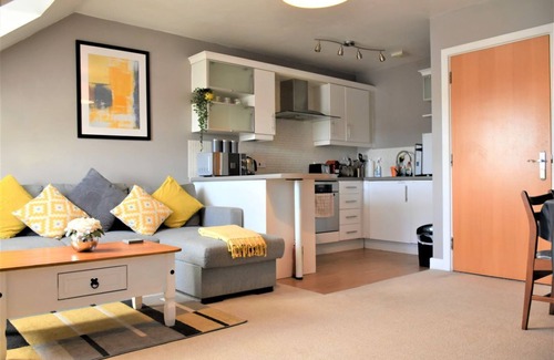 City Centre Apartment | Bard's Nest, central, FREE allocated parking, 3 mins walk to Birthplace.