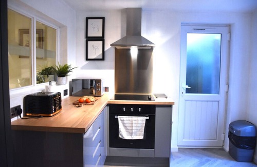City Centre Cottage | Bard's Nest Scholars Cottage, town centre, 2 bedrooms 2 bathrooms, 5 mins RSC