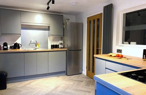City Centre Cottage | Bard's Nest Scholars Cottage, town centre, 2 bedrooms 2 bathrooms, 5 mins RSC