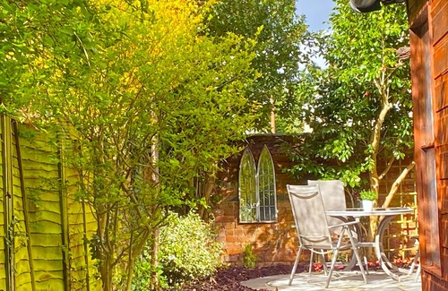 City Centre Cottage | Bard's Nest Scholars Cottage, town centre, 2 bedrooms 2 bathrooms, 5 mins RSC