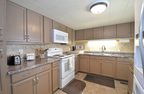 Trailer Estates House | Bay Cottage - 940 sq Ft! Luxury for Your Stay - 30 Day Rental - 55+ Community