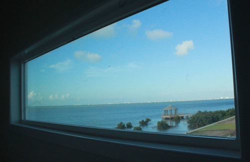 Port Isabel House | BAY FRONT HOME, minutes away from SPI, in a gated Subd. The Perfect Stay!