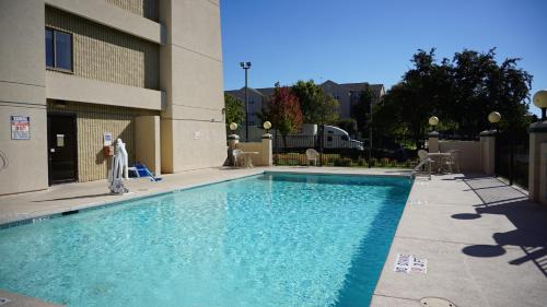 Arlington Hotel | Baymont by Wyndham Arlington At Six Flags Dr