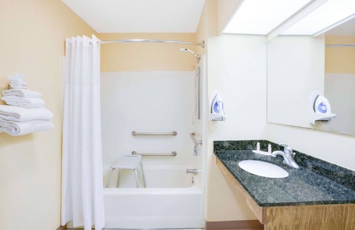 Ozark Hotel | Baymont by Wyndham Ozark