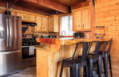 Big Bear City Cabin | BB LAKE<3 Miles Hottub ArcadeGM Poker Firepit BBQ