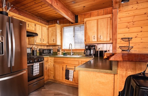 Big Bear City Cabin | BB LAKE<3 Miles Hottub ArcadeGM Poker Firepit BBQ