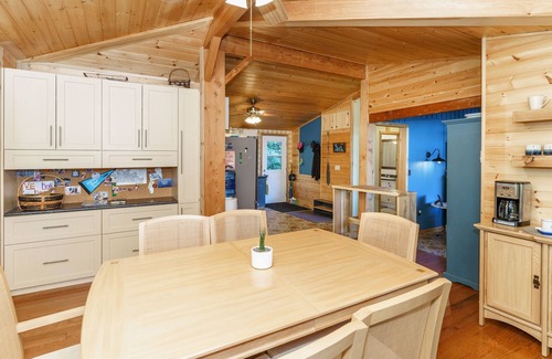 The Archipelago Cottage | Be Still On the Bay Cottage- Just steps from the Water!