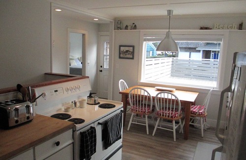 Seaside Cottage | Beach Across the Street/Expansive Deck/Family Retreat/Clean!