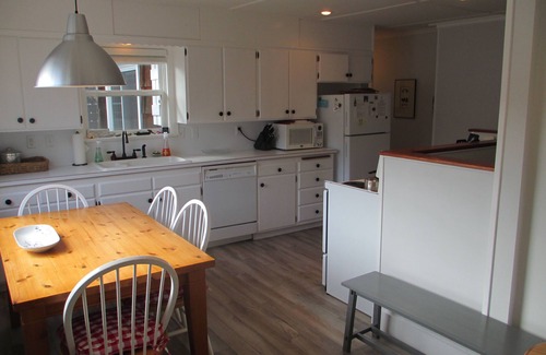 Seaside Cottage | Beach Across the Street/Expansive Deck/Family Retreat/Clean!