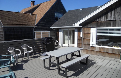 Seaside Cottage | Beach Across the Street/Expansive Deck/Family Retreat/Clean!