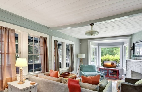 Saint Simons Heights Cottage | Beach Cottage! walk to restaurants. Minutes from Beach