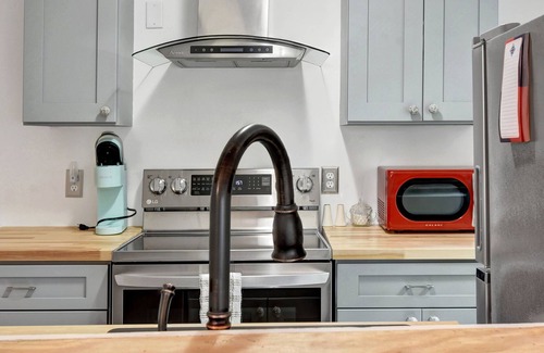 Saint Simons Heights Cottage | Beach Cottage! walk to restaurants. Minutes from Beach