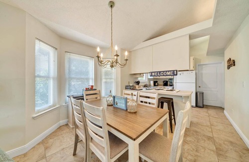 Crystal Beach Cottage | Beach Cottage! Great Rates! 3 blks to beach Screened porch! Fenced! Pet friendly