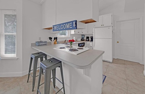 Crystal Beach Cottage | Beach Cottage! Great Rates! 3 blks to beach Screened porch! Fenced! Pet friendly