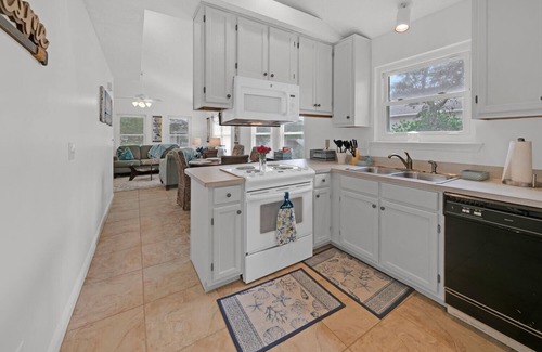 Crystal Beach Cottage | Beach Cottage! Great Rates! 3 blks to beach Screened porch! Fenced! Pet friendly