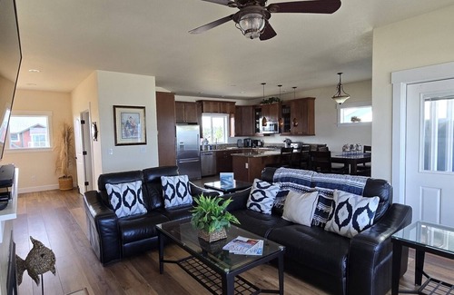 Ocean Shores House | Beach Gem- Private Beach - Hot Tub