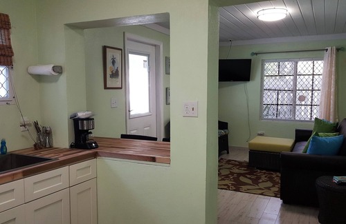 Alice Town Cottage | BEACH SIDE-CENTRAL LOCALE-OCEAN VIEW-AC-FREE WIFI-FULL AMENITIES