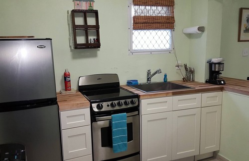 Alice Town Cottage | BEACH SIDE-CENTRAL LOCALE-OCEAN VIEW-AC-FREE WIFI-FULL AMENITIES