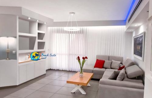 Ashkelon Apartment | Beach Suite Israel- Private Jacuzzi Garden Suite & Gym, 3 Min Walk To Beach ביץ סוייט ישראל- ג'קוזי פרטי בגינה 3 דקות הליכה לים וחדר כושר