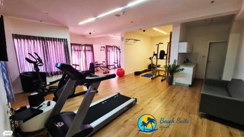 Ashkelon Apartment | Beach Suite Israel- Private Jacuzzi Garden Suite & Gym, 3 Min Walk To Beach ביץ סוייט ישראל- ג'קוזי פרטי בגינה 3 דקות הליכה לים וחדר כושר