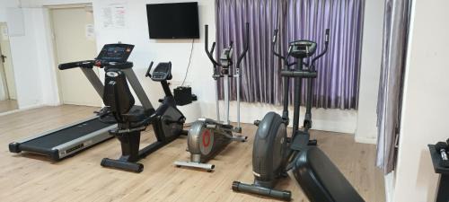 Ashkelon Apartment | Beach Suite Israel- Private Jacuzzi Garden Suite & Gym, 3 Min Walk To Beach ביץ סוייט ישראל- ג'קוזי פרטי בגינה 3 דקות הליכה לים וחדר כושר