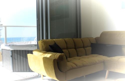 Ashkelon Apartment | Beach Suite Israel- Private Jacuzzi Sea View Balcony, Off-Site Spa ביץ סוייט ישראל- ג'קוזי פרטי עם נוף ים, אפשרות לספא מוזל
