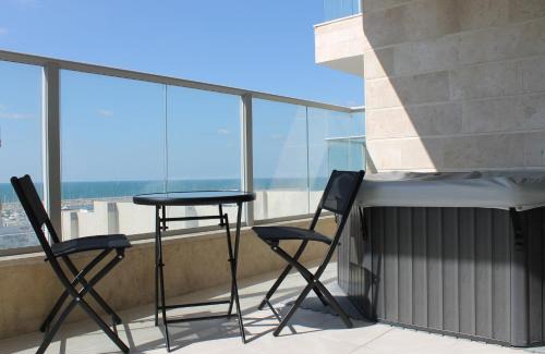 Ashkelon Apartment | Beach Suite Israel- Private Jacuzzi Sea View Balcony, Off-Site Spa ביץ סוייט ישראל- ג'קוזי פרטי עם נוף ים, אפשרות לספא מוזל