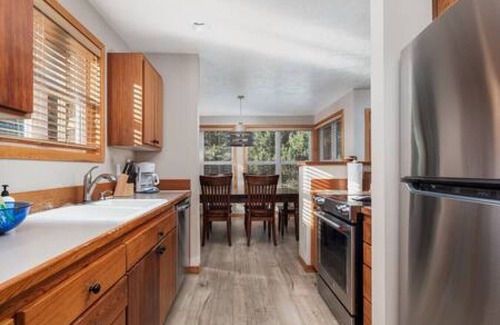 Shorepine Village House | Beachcomber's Retreat
