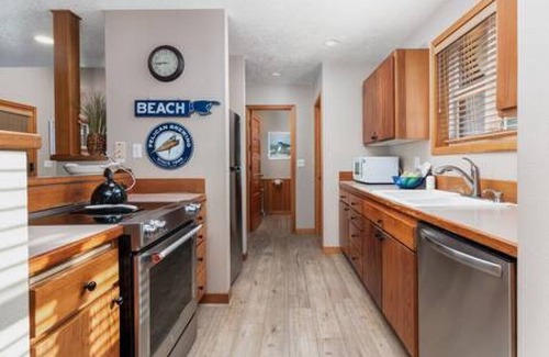 Shorepine Village House | Beachcomber's Retreat