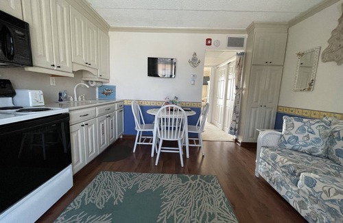 North Wildwood Condo | Beachfront 1Br/1Ba condo, free parking & WiFi w/Heated Pool