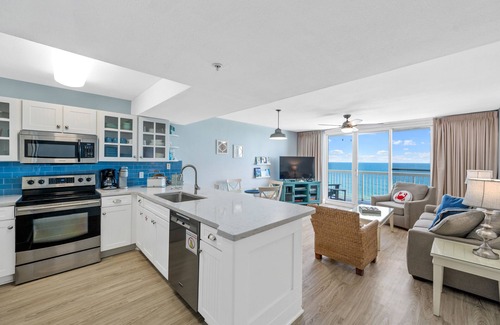 Destin Condo | BEACHFRONT - 250+ 5 star reviews - Remodeled - Tiki Bar - 3 Pools - 2 Hot Tubs