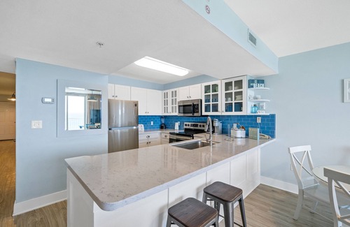 Destin Condo | BEACHFRONT - 250+ 5 star reviews - Remodeled - Tiki Bar - 3 Pools - 2 Hot Tubs